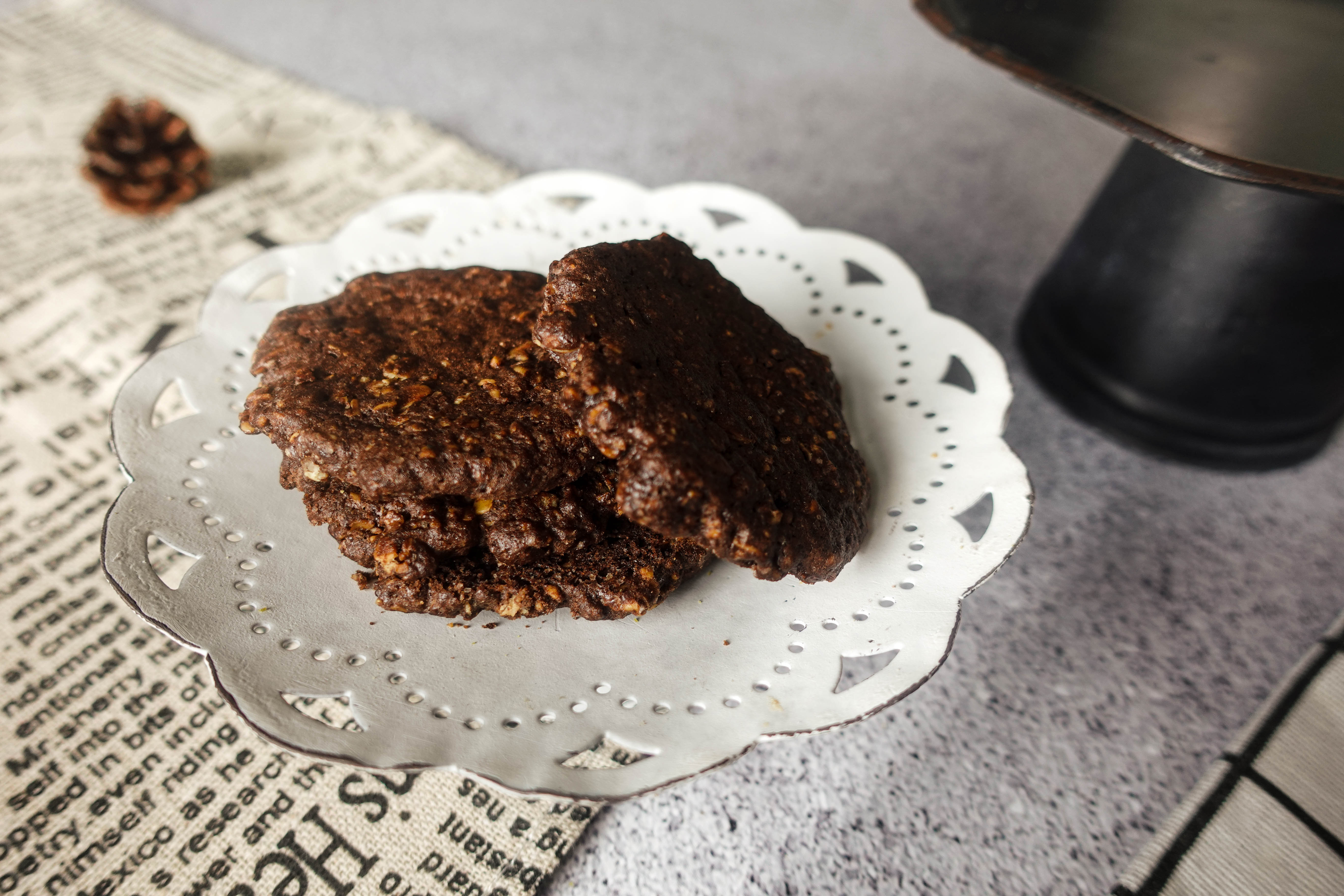 四月南風燕麥巧克力手工餅乾罐，酥脆燕麥融合可可香氣的經典點心