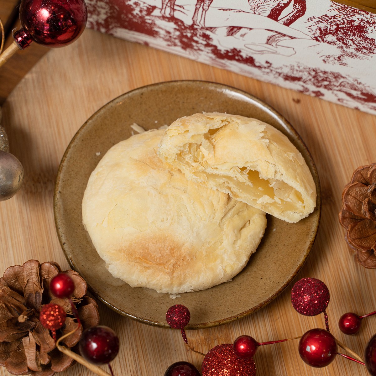 四月南風太陽餅，酥脆外皮搭配微甜麥芽內餡的經典台中伴手禮