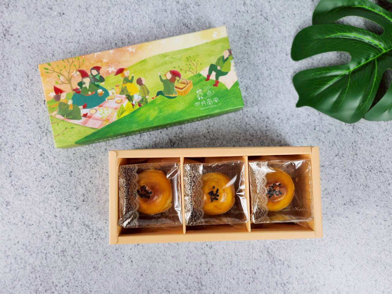 三入蛋黃酥禮盒，鹹蛋黃與棗泥交織，層層酥皮香氣濃郁