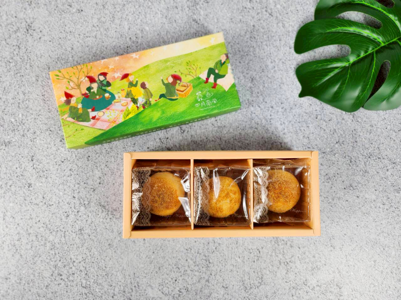 三入雪月沙禮盒，奶香酥皮包裹豆蓉與鹹蛋黃，綿密清香