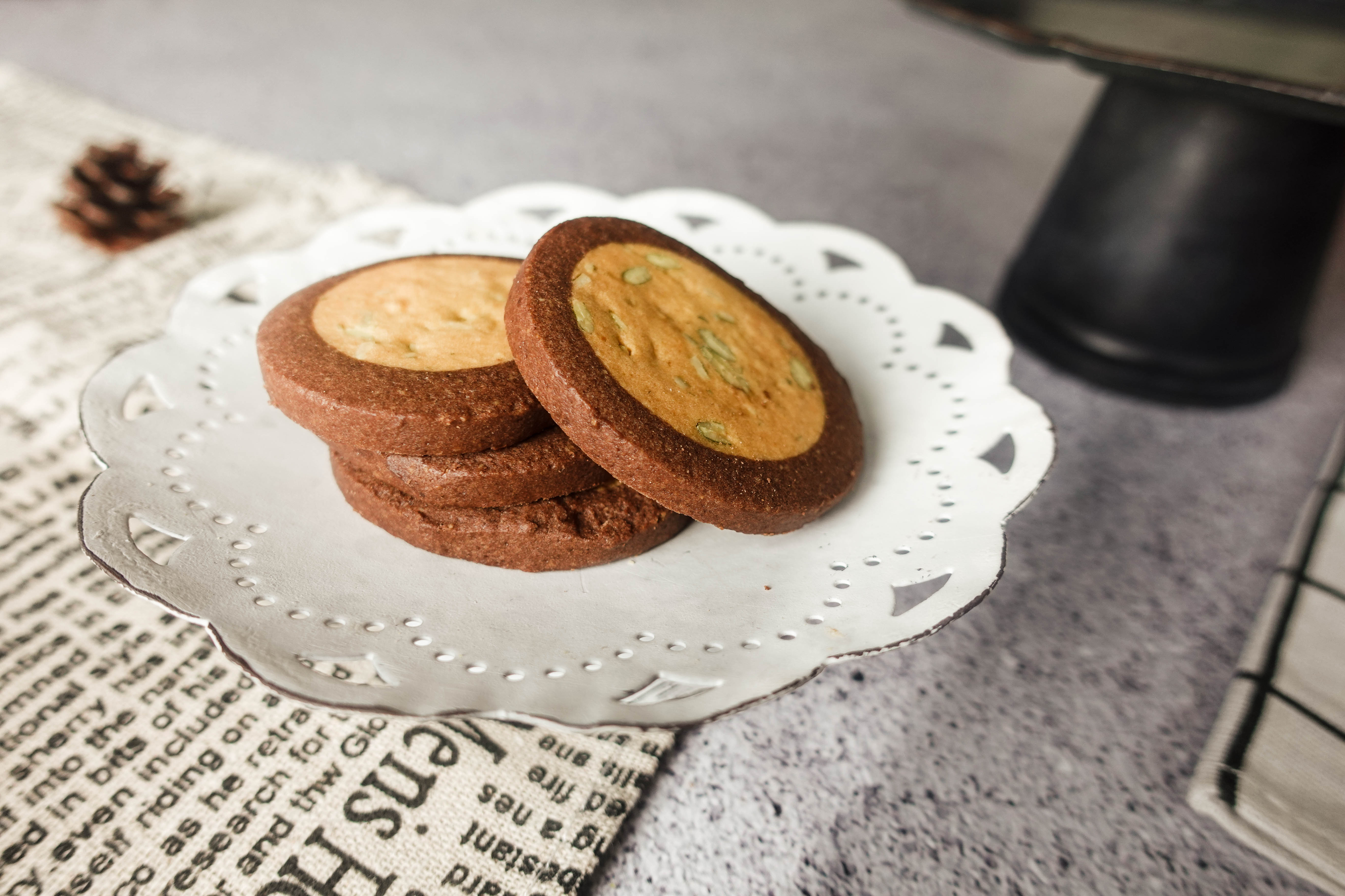 四月南風圓月堅果手工餅乾，南瓜子與杏仁融合巧克力香氣